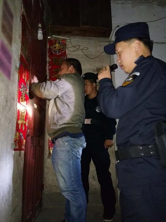 十堰粗心妈妈误将幼女锁家中 民警全城寻开锁师傅开门